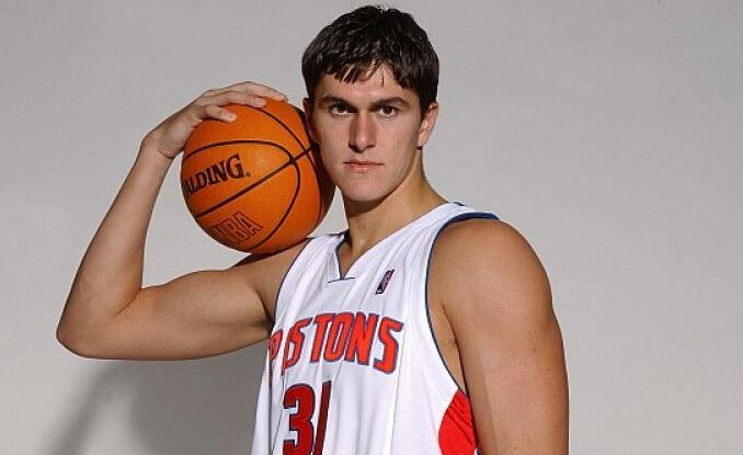 当年的平民活塞得到了这一位天才型的篮球内线,但是米利西奇的nba生涯