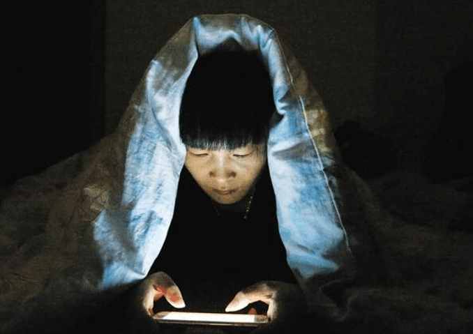 孩子躲被窝玩手机, 爸妈怒摔手机, 不料儿子一句话让夫妻哑口无言