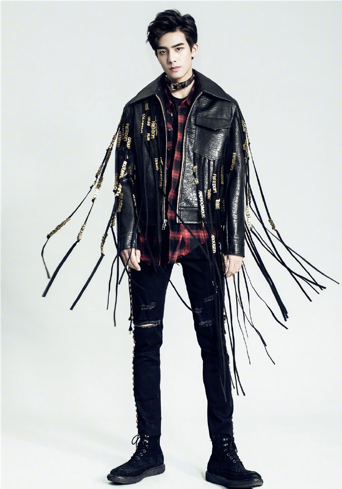宋威龙流苏皮衣帅气炸裂18岁少年俊朗不凡魅力值爆表