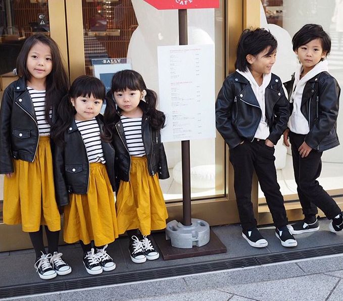 这对双胞胎小姐妹,复制粘贴的脸蛋和打扮,直接萌倒无数网友