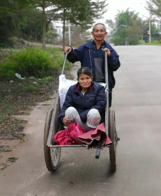 高州一老人用斗车拉着老伴去看病,这组图片动很多人!