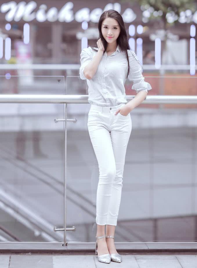 青春长发美女,白色牛仔裤魅力时尚韵味足