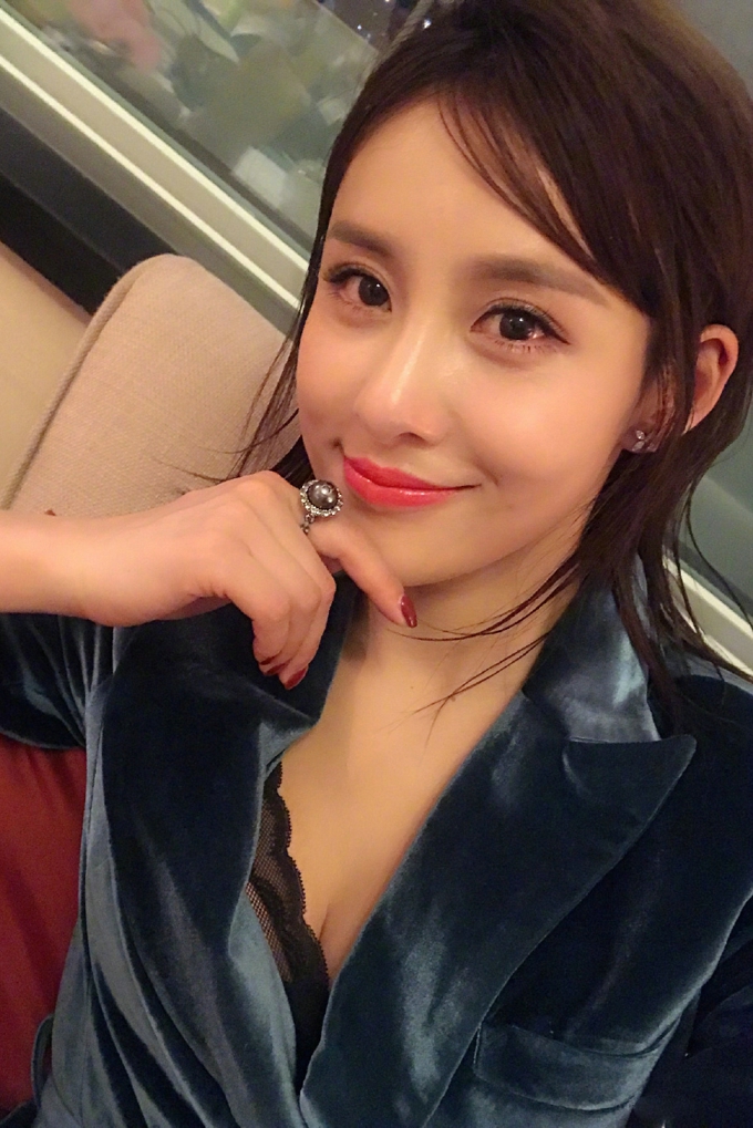 贾青丝绒长袍知性妩媚活动写真