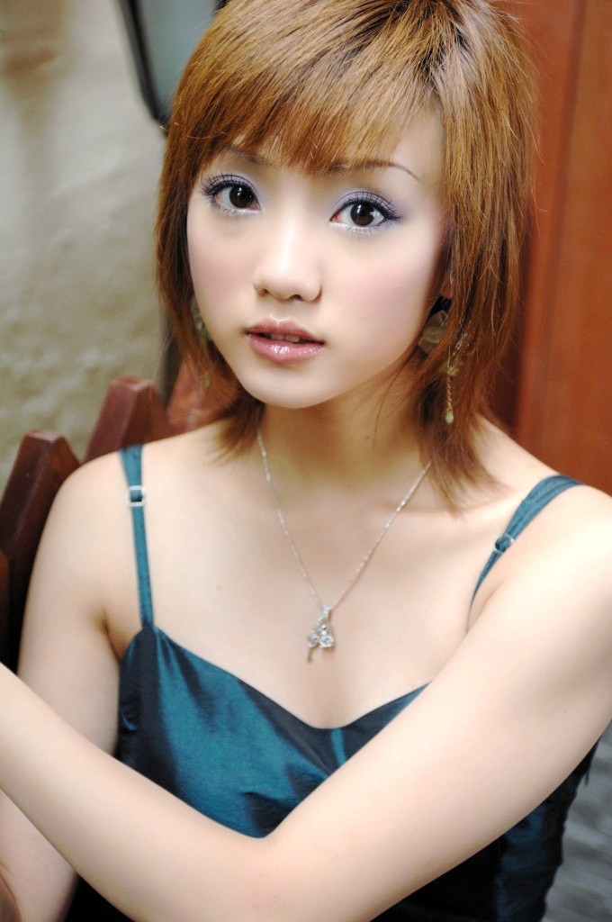 一个青春美丽,萌萌可爱的少女姑娘!