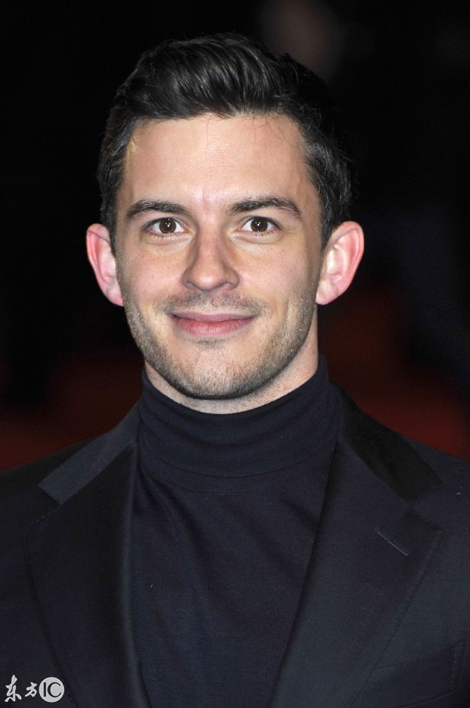 牛津郡的沃灵福德,家中还有三位姐姐,在他5岁观看了英国音乐剧oliver!