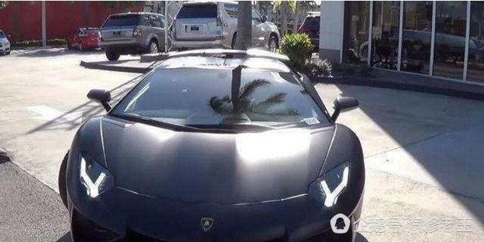 700万的兰博基尼去加油站加油车主一下车加油站的人都不敢相信
