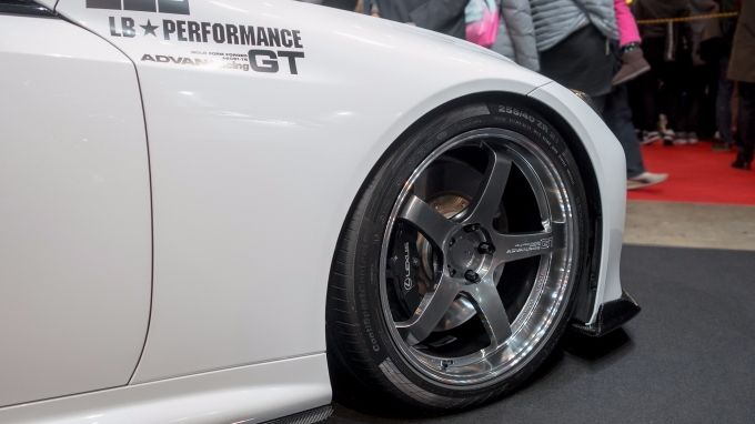 枪灰色的21英寸的advan racing gt轮圈和洁白的车身相得益彰.