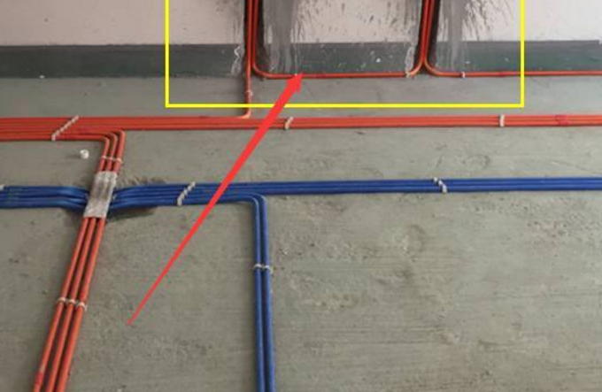 所以师傅就在底盒上垫了一块小木板,用护套线穿了黄蜡管进行排线,接着