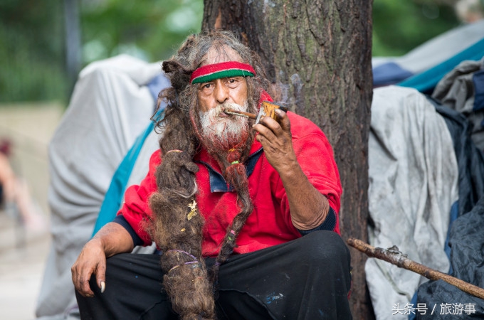 这位来自美国弗吉尼亚州的乞丐十分奇葩