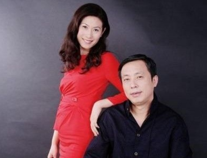 他就是刘益谦,从小就是个淘气包,初二就辍学了,之后在妈妈的指引下去