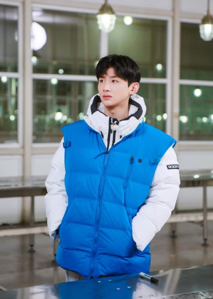 能把这么厚重的羽绒服穿出时髦|白敬亭|衬衫|内搭_新浪网