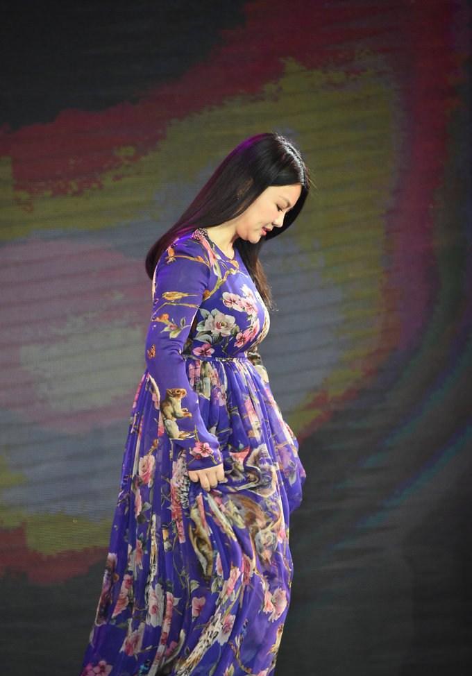 李湘出席活动,肩宽体阔长裙难掩赘肉横生,一姐自暴自弃不再减肥