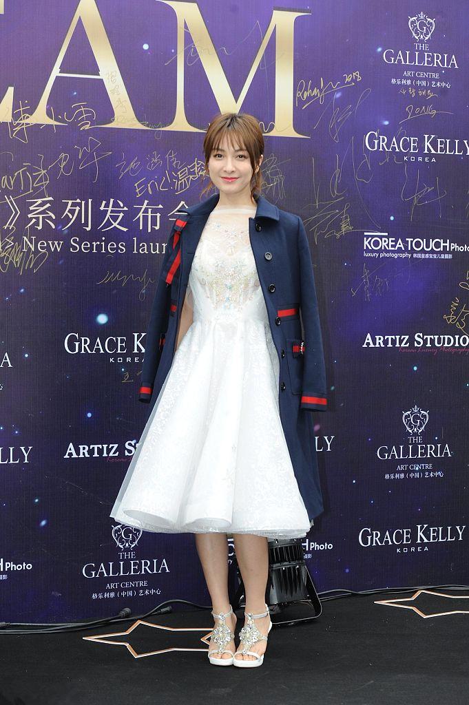 吴昕活动上穿公主裙, 把脸鼓成包子卖萌, 网友: 可以说很形象了