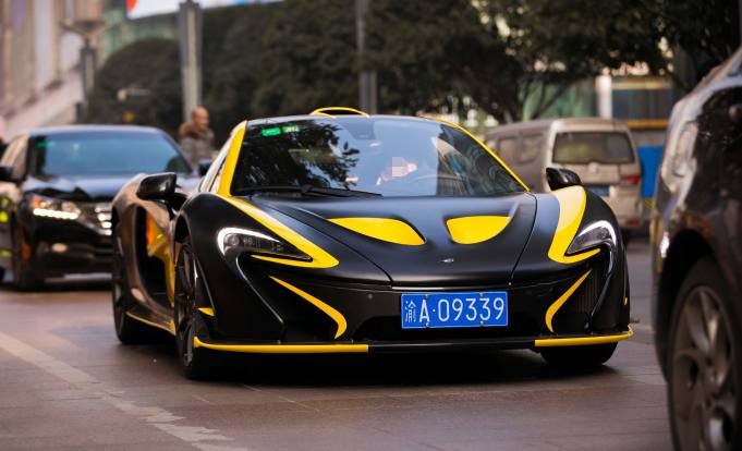 这台挂着渝a车牌的迈凯伦p1是重庆唯一一台,官方售价是1260万,现在