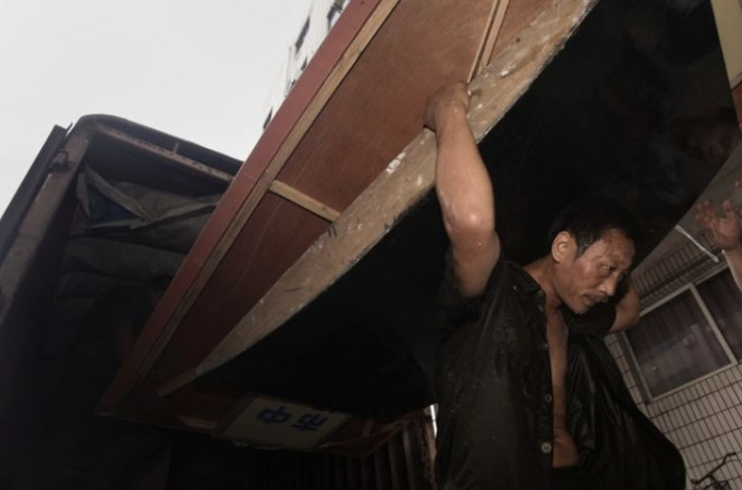 搬家工人:用肩扛的是一个家,女儿小手下的肩膀,是支撑的动力!