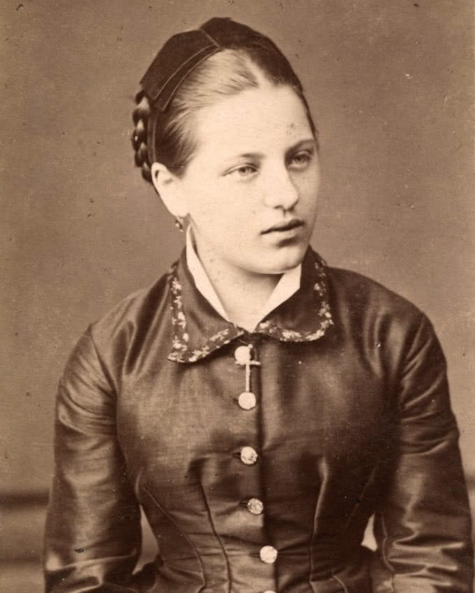 罕见老照片19世纪明信片上的德国少女照