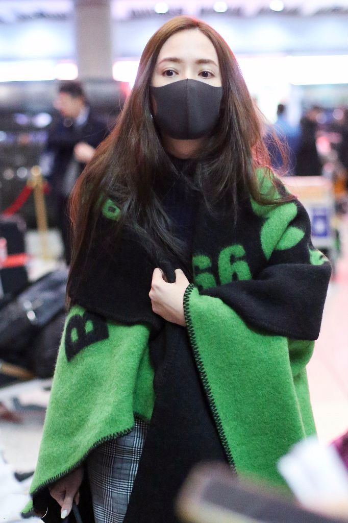 郭碧婷裹披肩口罩遮面现身机场美丽动人,网友:大眼睛好可爱!