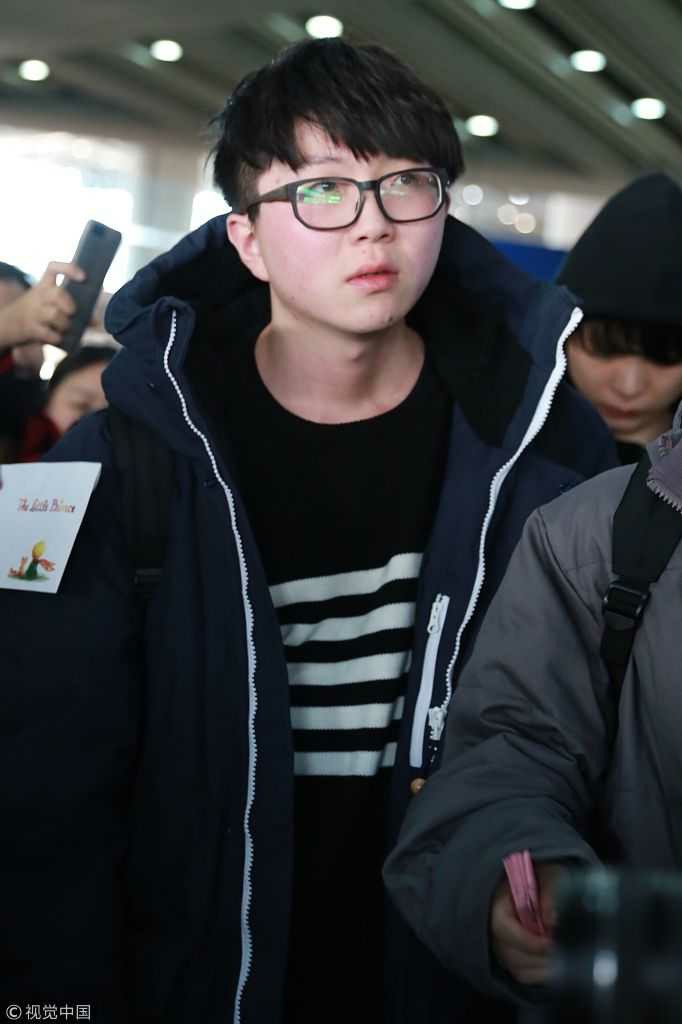 毛不易现身机场场面壮观 路人托举自家孩子看热闹