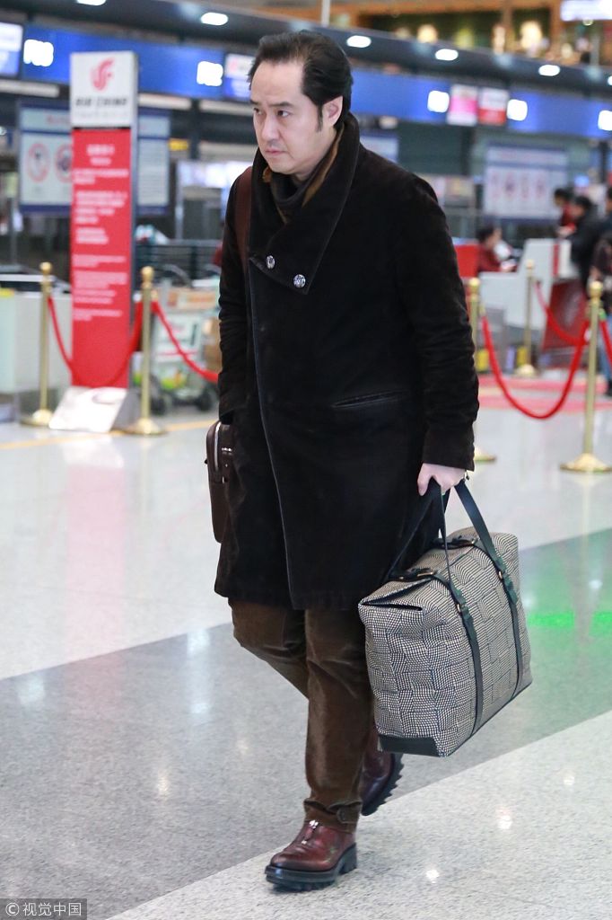 赵公子"冯雷发际线瞩目 拎包似老干部派头十足