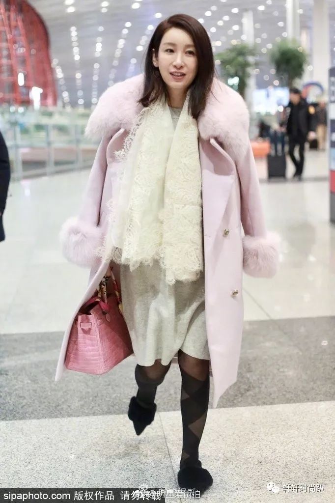 秦岚穿粉色大衣配条纹黑丝和奶奶鞋,网友直呼