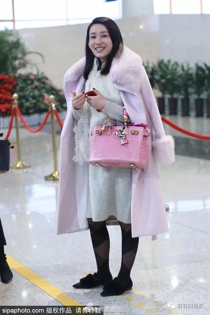 秦岚穿粉色大衣配条纹黑丝和奶奶鞋,网友直呼