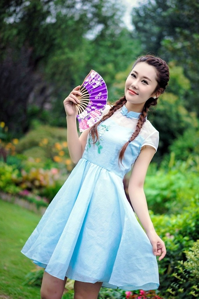 公园里一个清秀美丽笑容怡人的小辫子姑娘