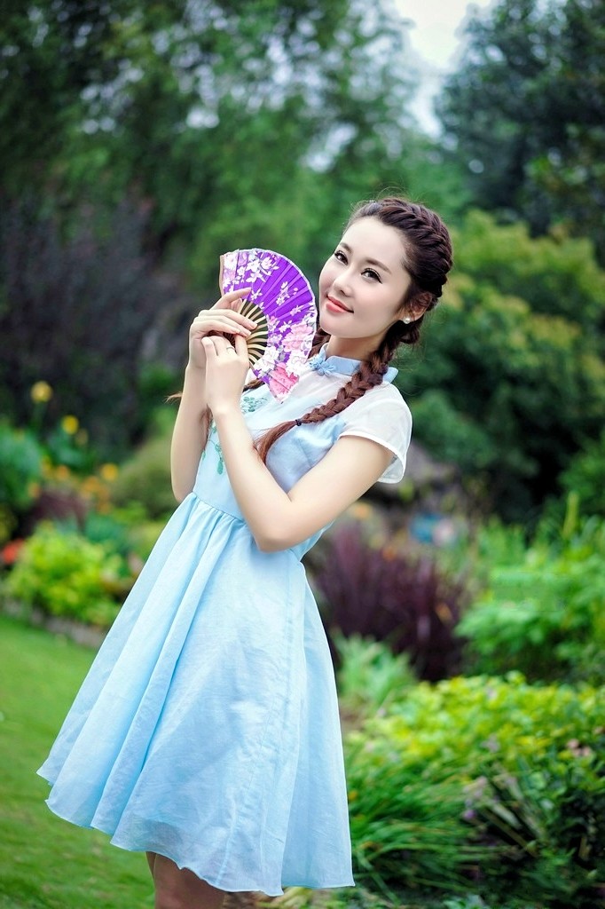 公园里一个清秀美丽笑容怡人的小辫子姑娘