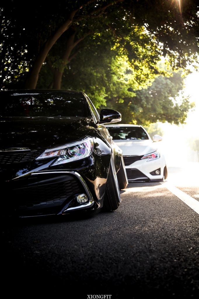 国内惊现最新款锐志,无兄弟不改装,两车上演黑白双煞!