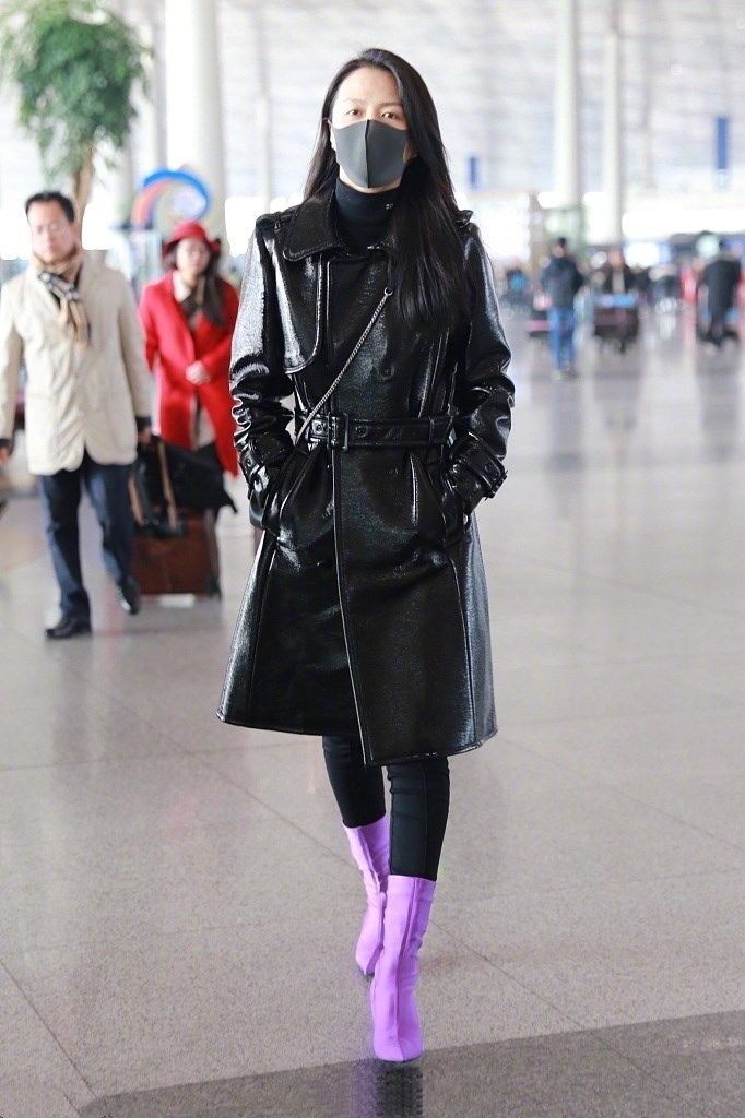 谭维维怎么想的?黑色皮衣配紫色靴子,网友:还敢再奇葩点么?