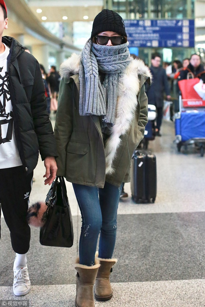 林心如机场穿得保暖又可爱 冲镜头挥手戒指吸睛