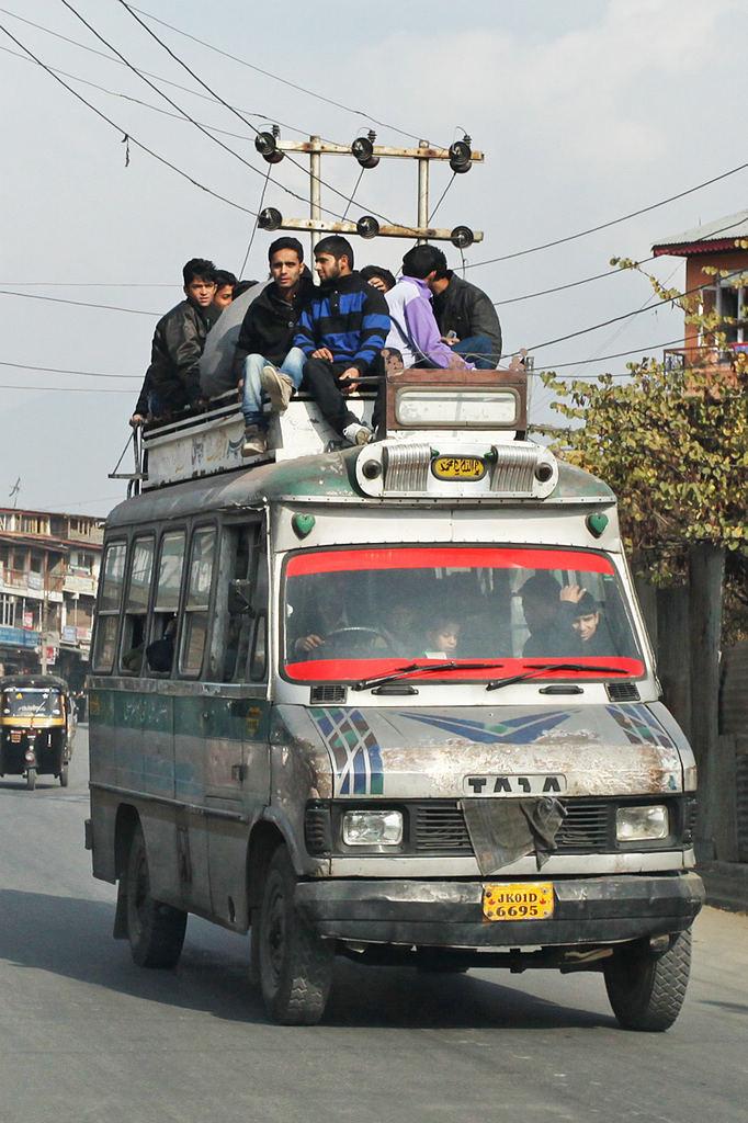 厉害了我的阿三哥, 看看印度人民都是如何坐车的