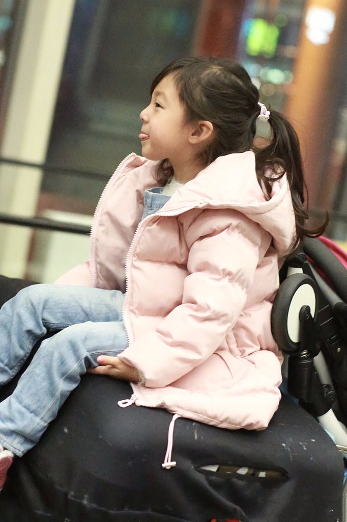 畊宏机场给女儿梳小辫穿衣服,小泡芙吐舌头,露出笑容