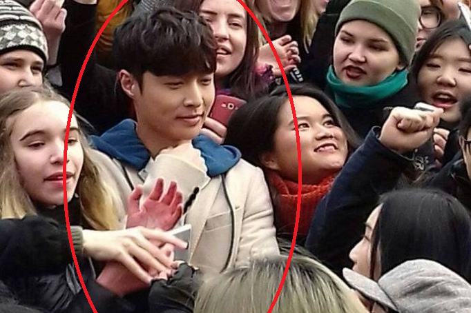 张艺兴与女粉丝合影秒变小绵羊,张pd形象瞬间破灭