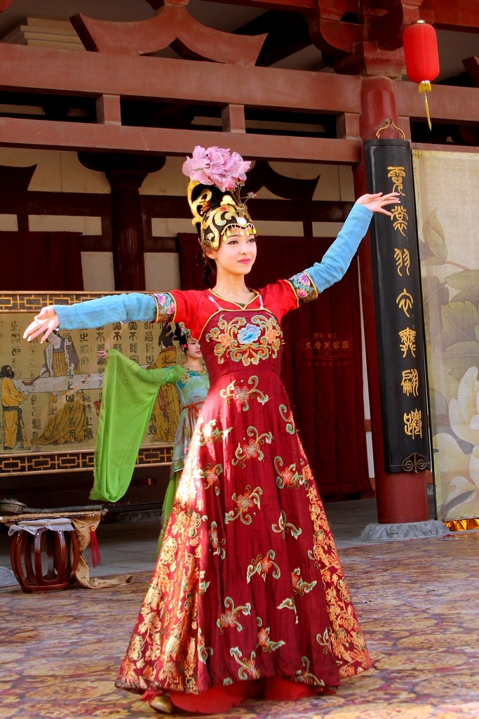 大唐服饰秀美女美服给你带来美的享受