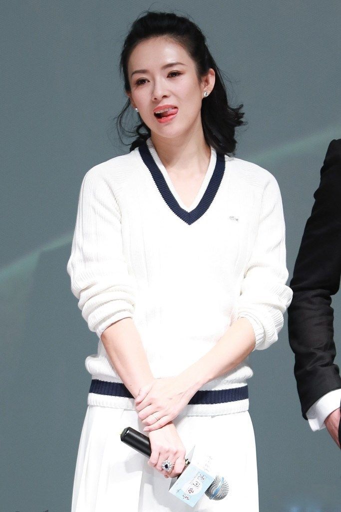 章子怡吐舌头装嫩少女,台上大撩王力宏,网友:叫汪峰情何以堪啊