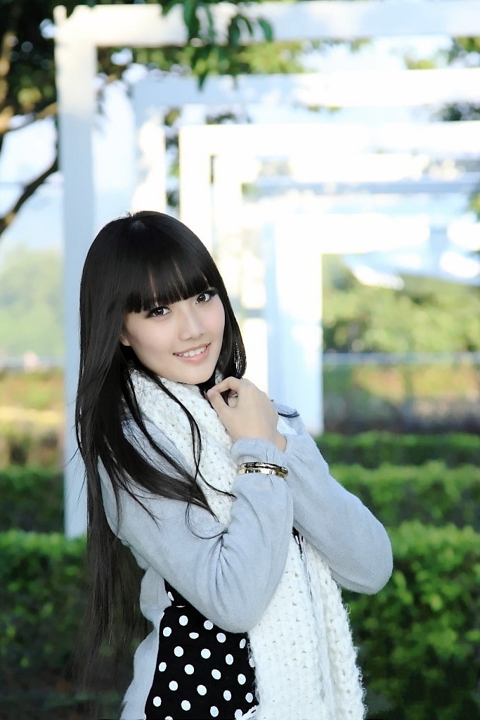 冬日阳光下一个长发飘飘的清秀美丽姑娘