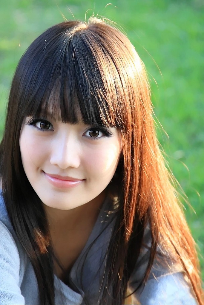 冬日阳光下一个长发飘飘的清秀美丽姑娘