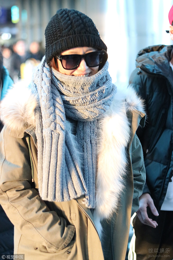 林心如机场穿得保暖又可爱 冲镜头挥手戒指吸睛