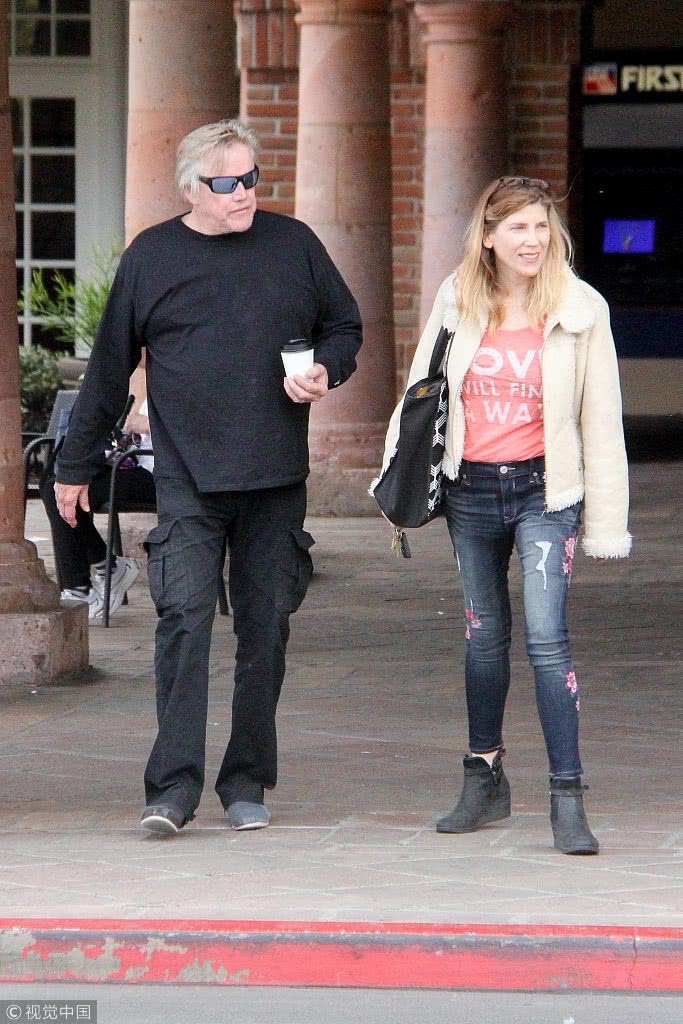 美国马里布,加里·布塞 (gary busey)一身黑色运动装与妻子现身街头