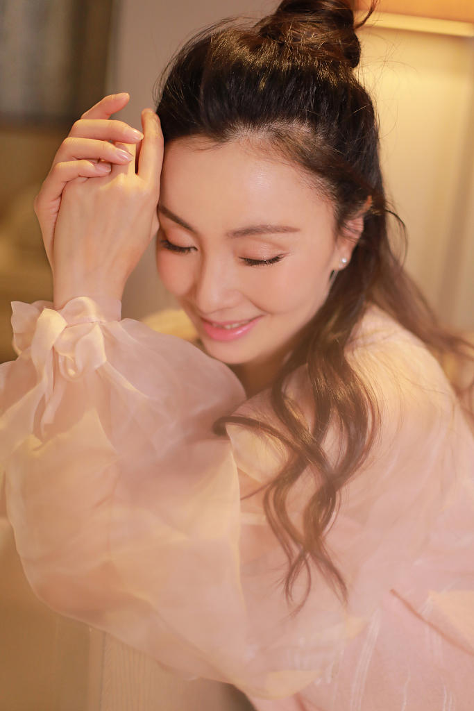 46岁的小陶虹再现小龙女?粉色纱裙配半丸子头美出新高度!