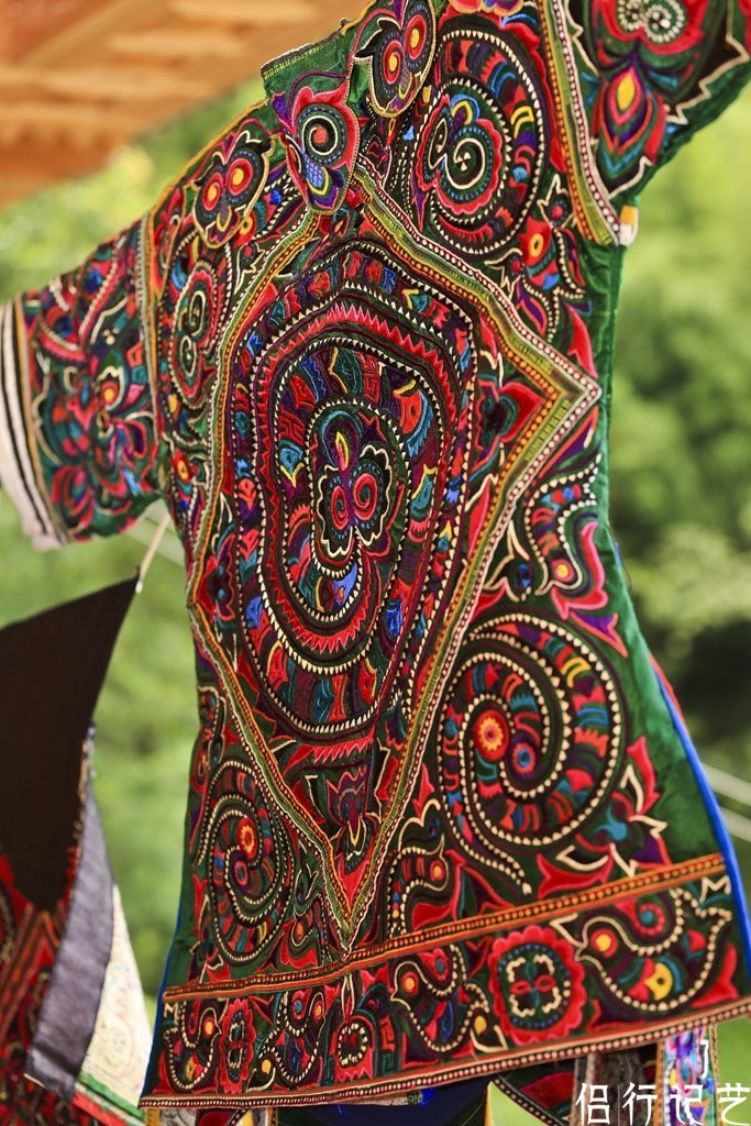 老夫妻做百鸟衣三十年,卖件衣服能盖栋楼