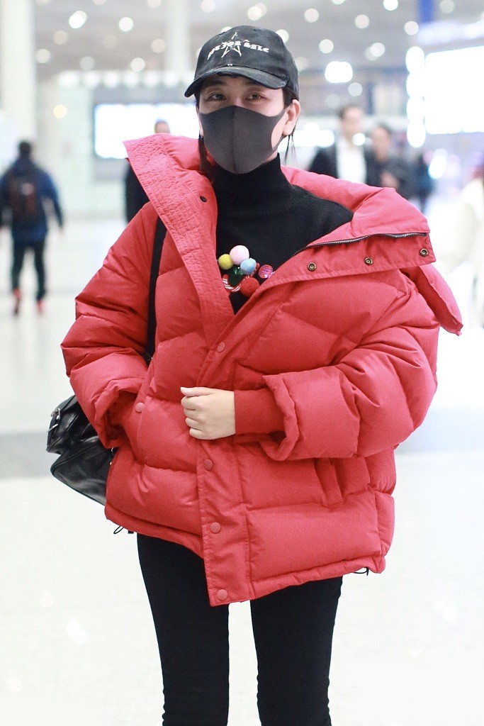马苏现身机场 身穿大红色羽绒服 十分惹眼