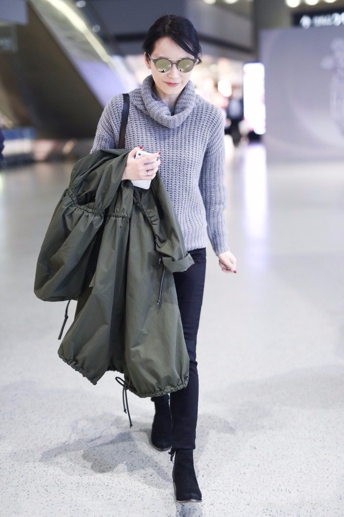 俞飞鸿机场清爽搭配凸显好气质,造型简单又清爽,真女神范儿!_新浪看点