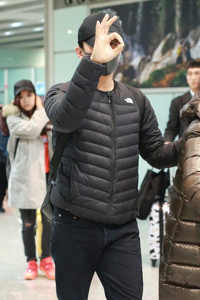 邓超机场搞怪拍杨颖,鹿晗赶行程超级忙!