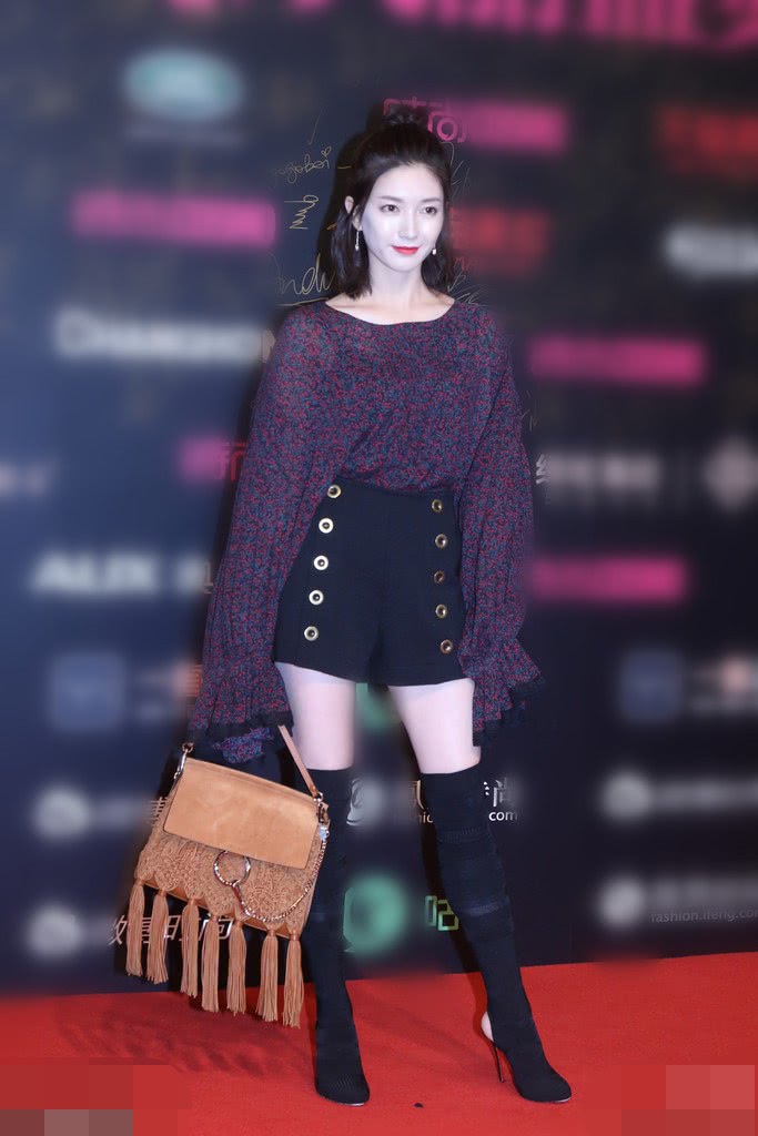 江疏影现身活动!脚蹬长筒靴引网友纷纷给差评!