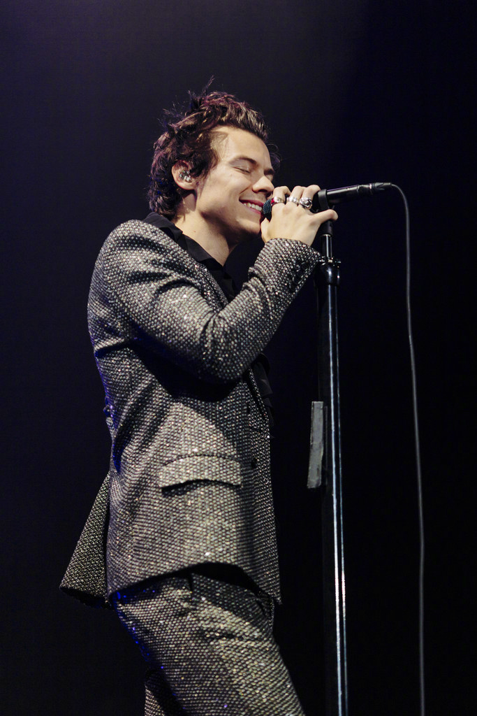 哈卷harry styles 世界巡演欧洲之旅拉开帷幕