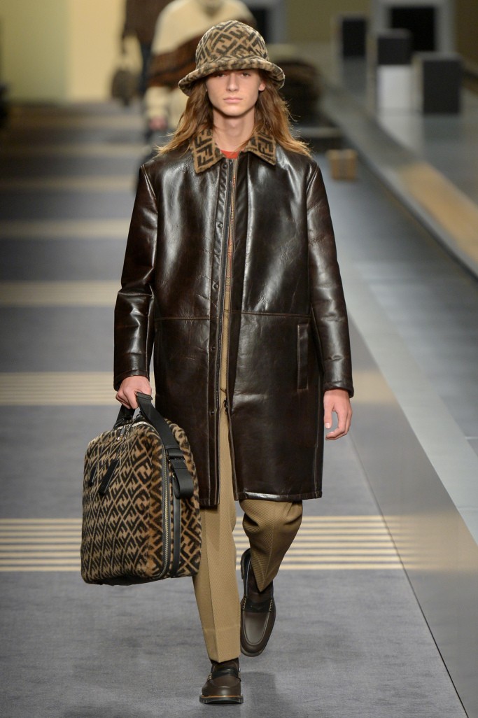 模特们紧跟在机场风格的传送带上,里面摆放着复古的芬迪包