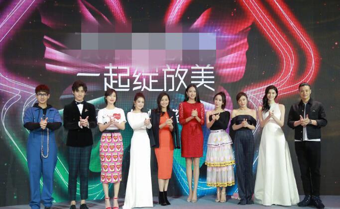 "合影杀手"张梓琳艳压超模何穗,身旁女星只能仰视她