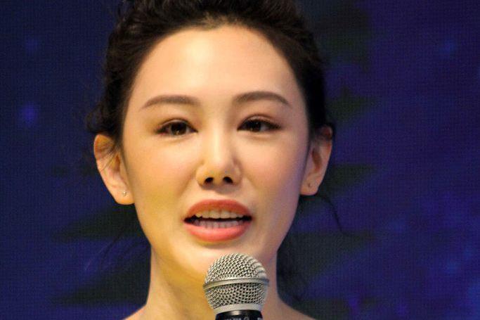 王姬年轻时颜值超高,但她的美貌基因并未完全遗传给27岁女儿|王姬|高丽雯|女演员|美貌|遗传_新浪新闻