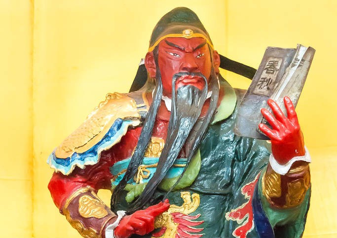 关羽在三国演义里为何是红脸?相传他托梦给罗贯中说了一件事